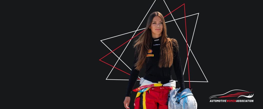 Laura Villars a bordo pista con il casco in mano