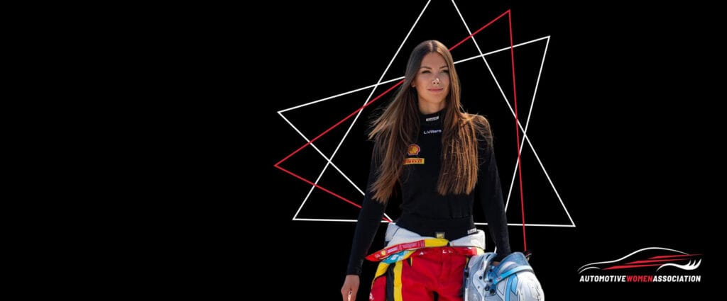 Laura Villars a bordo pista con il casco in mano